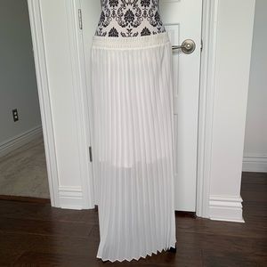 NY Collection Skirts - NY Collection Sz L white sheer pleated maxi skirt NY Collection Skirts - NY Collection Sz L white sheer pleated maxi skirt